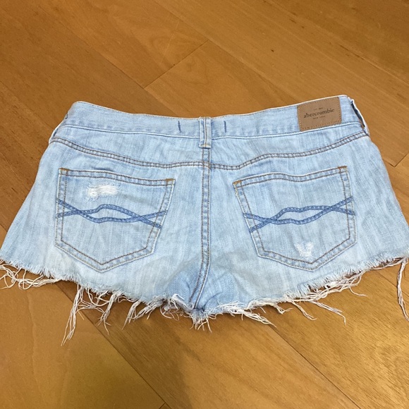 Kids size 14, fits like XS women Abercrombie Jean Tipped Shorts - Picture 3 of 4